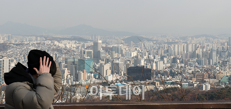 ▲올해 상반기 부동산 시장은 보합 혹은 하락이 불가피할 것으로 전망된다. 1일 부동산 업계에 따르면 대출 규제와 탄핵 정국 등으로 경기 침체와 시장 불확실성이 깊어짐에 따라 상반기 시장 부진이 지속될 것으로 예상된다. 사진은 서울 중구 남산에서 바라 본 서울 시내 모습. 고이란 기자 photoeran@