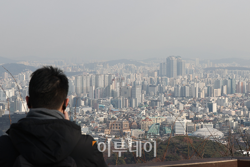 ▲올해 상반기 부동산 시장은 보합 혹은 하락이 불가피할 것으로 전망된다. 1일 부동산 업계에 따르면 대출 규제와 탄핵 정국 등으로 경기 침체와 시장 불확실성이 깊어짐에 따라 상반기 시장 부진이 지속될 것으로 예상된다. 사진은 서울 중구 남산에서 바라 본 서울 시내 모습. 고이란 기자 photoeran@
