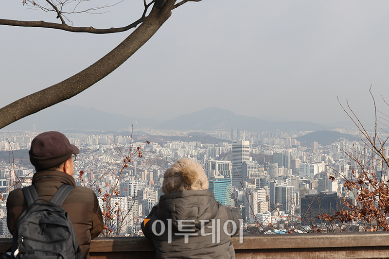 ▲올해 상반기 부동산 시장은 보합 혹은 하락이 불가피할 것으로 전망된다. 1일 부동산 업계에 따르면 대출 규제와 탄핵 정국 등으로 경기 침체와 시장 불확실성이 깊어짐에 따라 상반기 시장 부진이 지속될 것으로 예상된다. 사진은 서울 중구 남산에서 바라 본 서울 시내 모습. 고이란 기자 photoeran@