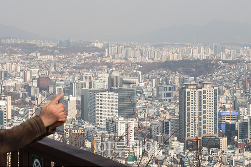 ▲올해 상반기 부동산 시장은 보합 혹은 하락이 불가피할 것으로 전망된다. 1일 부동산 업계에 따르면 대출 규제와 탄핵 정국 등으로 경기 침체와 시장 불확실성이 깊어짐에 따라 상반기 시장 부진이 지속될 것으로 예상된다. 사진은 서울 중구 남산에서 바라 본 서울 시내 모습. 고이란 기자 photoeran@