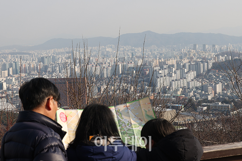 ▲올해 상반기 부동산 시장은 보합 혹은 하락이 불가피할 것으로 전망된다. 1일 부동산 업계에 따르면 대출 규제와 탄핵 정국 등으로 경기 침체와 시장 불확실성이 깊어짐에 따라 상반기 시장 부진이 지속될 것으로 예상된다. 사진은 서울 중구 남산에서 바라 본 서울 시내 모습. 고이란 기자 photoeran@
