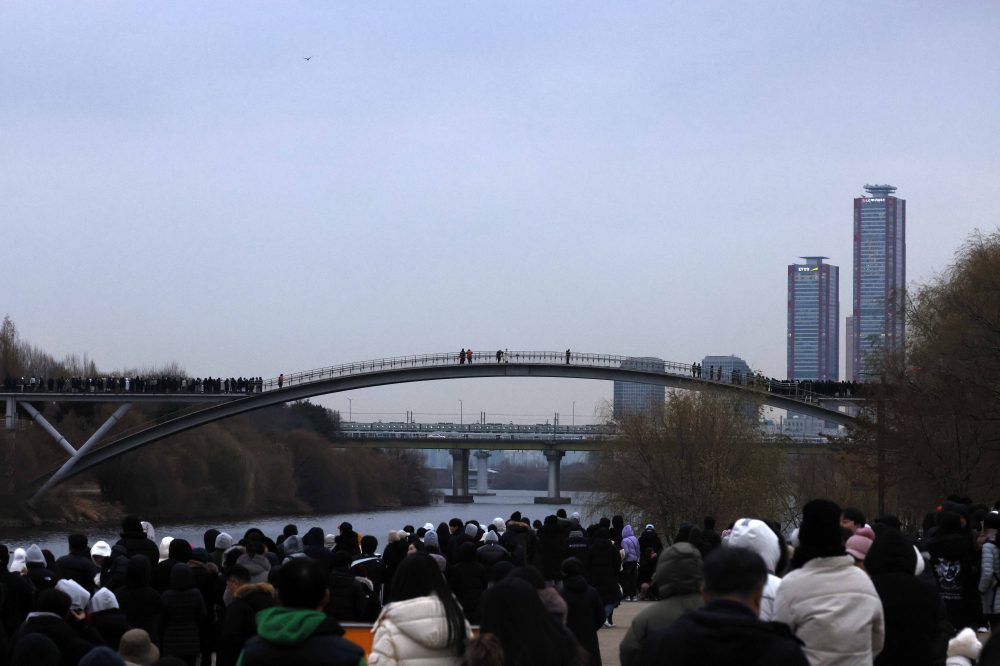 ▲2025년 을사년(乙巳年) 푸른 뱀의 해 첫날인 1일 서울 영등포구 양화 한강공원에 시민들이 새해 첫 해돋이를 보기 위해 모였지만 해가 떠오르는 모습이 구름에 가려져 있다. (고이란 기자 photoeran@) (이투데이DB)