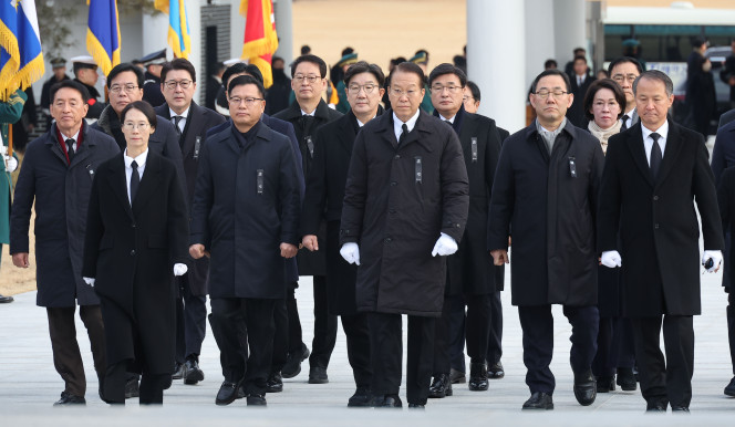▲국민의힘 권영세 비상대책위원장과 권성동 원내대표 등 의원들이 1일 오전 서울국립현충원을 찾아 현충탑으로 향하고 있다. (연합뉴스)