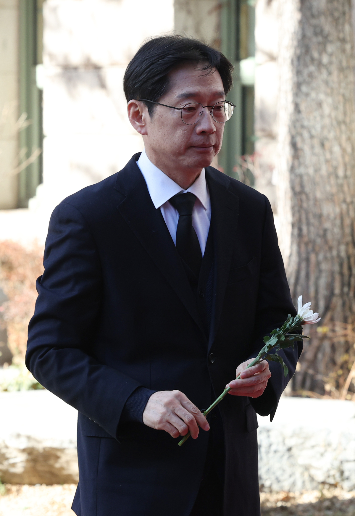 ▲김경수 전 경남도지사가 지난달 31일 오전 서울시청 본관 앞에 마련된 제주항공 여객기 희생자 합동분향소에서 헌화하고 있다. (사진=연합뉴스)