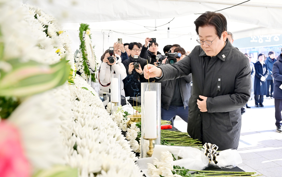 ▲ 이재명 더불어민주당 대표가 새해 첫날인 1일 오전 광주 동구 5·18 민주광장에 설치된 '제주항공 여객기 참사 희생자 합동분향소'에서 헌화하고 있다. (연합뉴스)