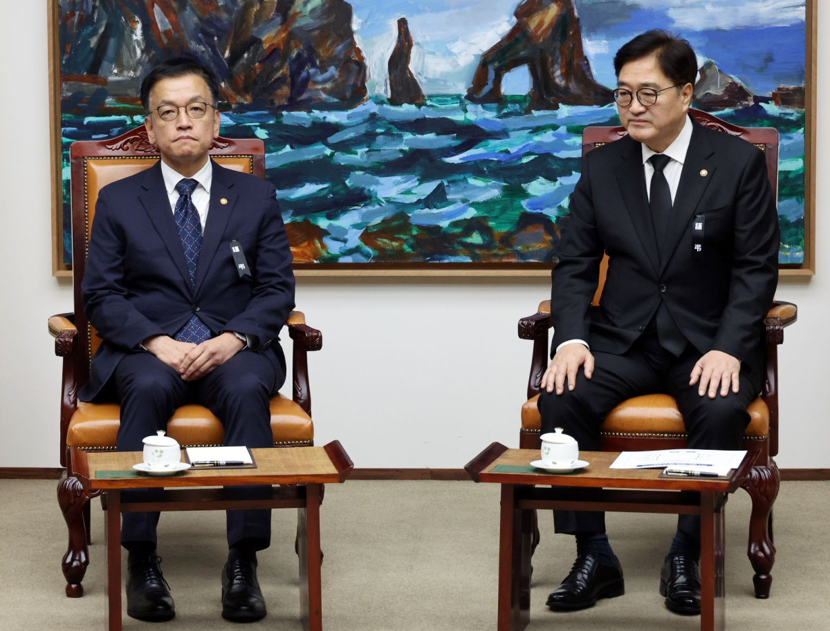 ▲최상목 대통령 권한대행 경제부총리 겸 기획재정부 장관(왼쪽)이 지난해 12월 30일 서울 여의도 국회에서 우원식 국회의장을 예방하고 있다. (뉴시스)