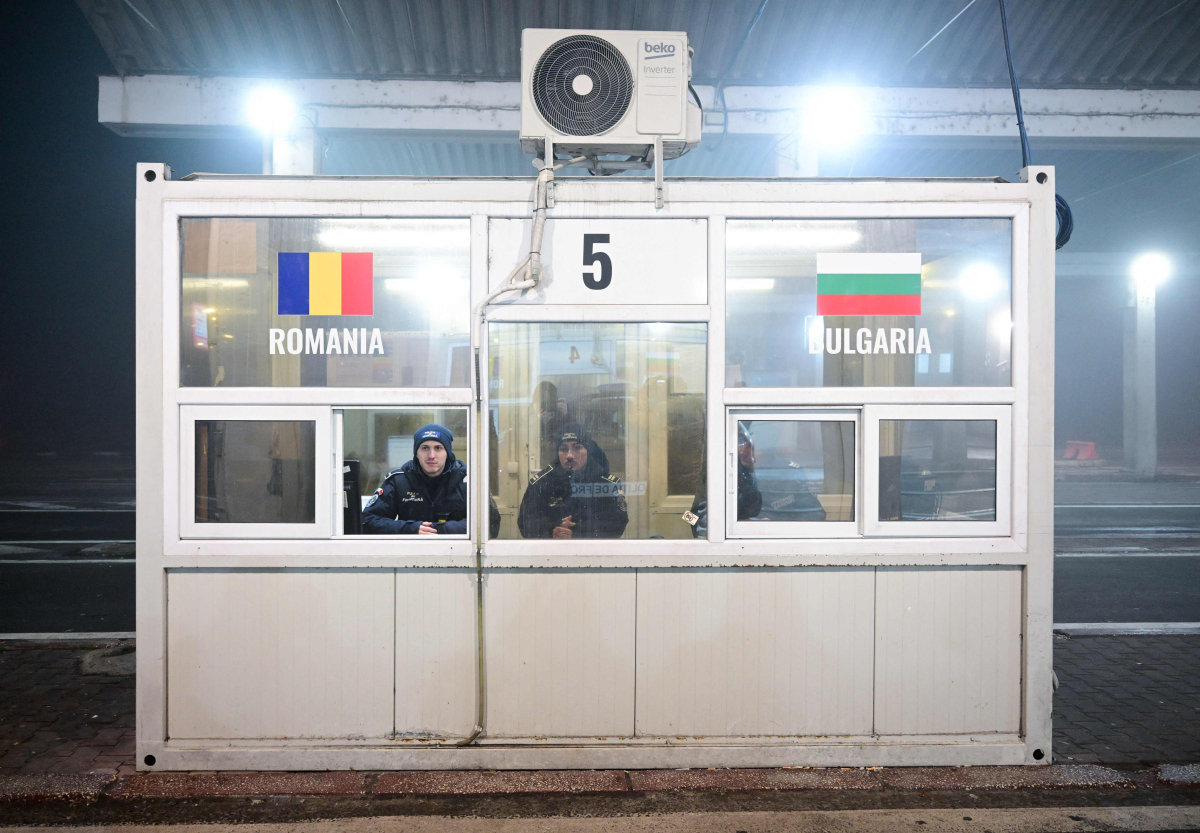 ▲1월 1일 루마니아와 불가리아의 국경지대인 기우르지우-루세 국경 지점에 루마니아와 불가리아 국경 경비대가 보초를 서고 있다. 두 나라는 13년여의 기다림 끝에 1월 2일부터 솅겐조약 정식 회원국이 됐다. 루세(불가리아)/AFP연합뉴스