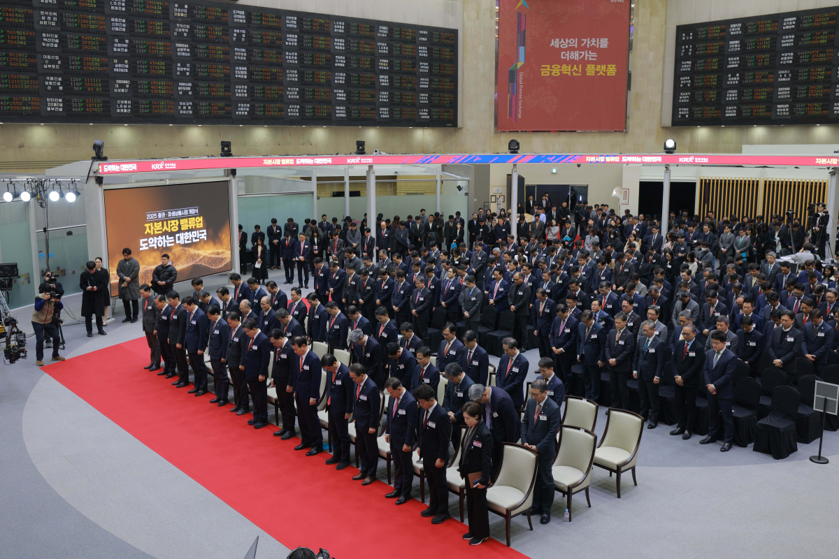 ▲2일 서울 여의도 한국거래소 서울사무소에서 열린 ‘2025년 증권·파생상품시장 개장식’에서 김병환 금융위원장, 권성동 국민의힘 원내대표, 이복현 금융감독원장, 정은보 한국거래소 이사장 등 내빈들이 제주항공 참사 희생자들에 대한 묵념을 하고 있다. 평소보다 1시간 늦은 오전 10시에 증시가 개장된 이날 코스피는 지난해 마지막 거래일 대비 1.38포인트(0.06%) 상승한 2400.87로 출발했다. 신태현 기자 holjjak@