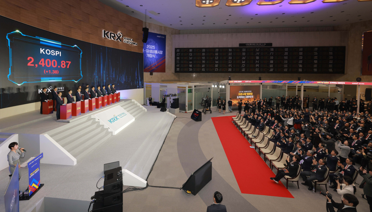 ▲2일 서울 여의도 한국거래소 서울사무소에서 열린 ‘2025년 증권·파생상품시장 개장식’에서 김병환 금융위원장, 권성동 국민의힘 원내대표, 이복현 금융감독원장, 정은보 한국거래소 이사장 등 내빈들이 올해 첫 코스피 시황판 앞에서 기념촬영을 하고 있다. 평소보다 1시간 늦은 오전 10시에 증시가 개장된 이날 코스피는 지난해 마지막 거래일 대비 1.38포인트(0.06%) 상승한 2400.87로 출발했다. 신태현 기자 holjjak@