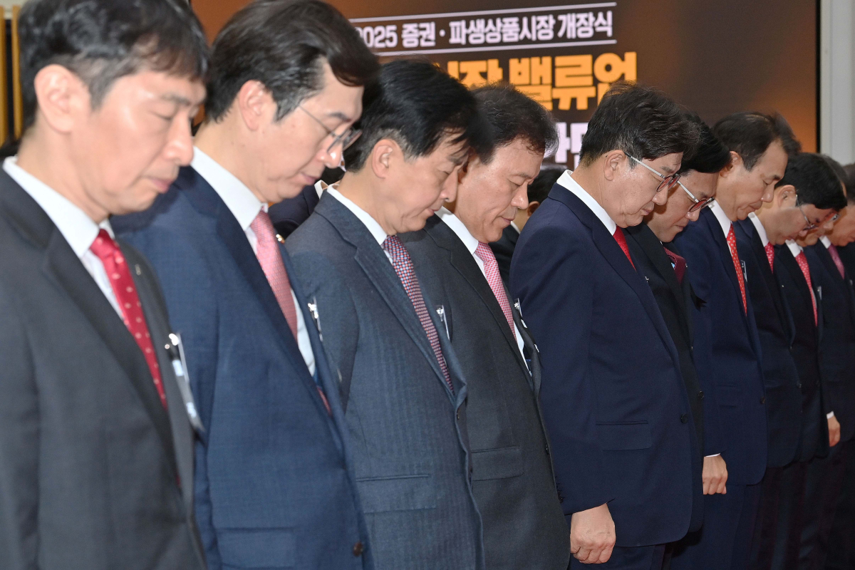 ▲2일 서울 여의도 한국거래소 서울사무소에서 열린 ‘2025년 증권·파생상품시장 개장식’에서 김병환 금융위원장, 권성동 국민의힘 원내대표, 이복현 금융감독원장, 정은보 한국거래소 이사장 등 내빈들이 제주항공 참사 희생자들에 대한 묵념을 하고 있다. 평소보다 1시간 늦은 오전 10시에 증시가 개장된 이날 코스피는 지난해 마지막 거래일 대비 1.38포인트(0.06%) 상승한 2400.87로 출발했다. 신태현 기자 holjjak@