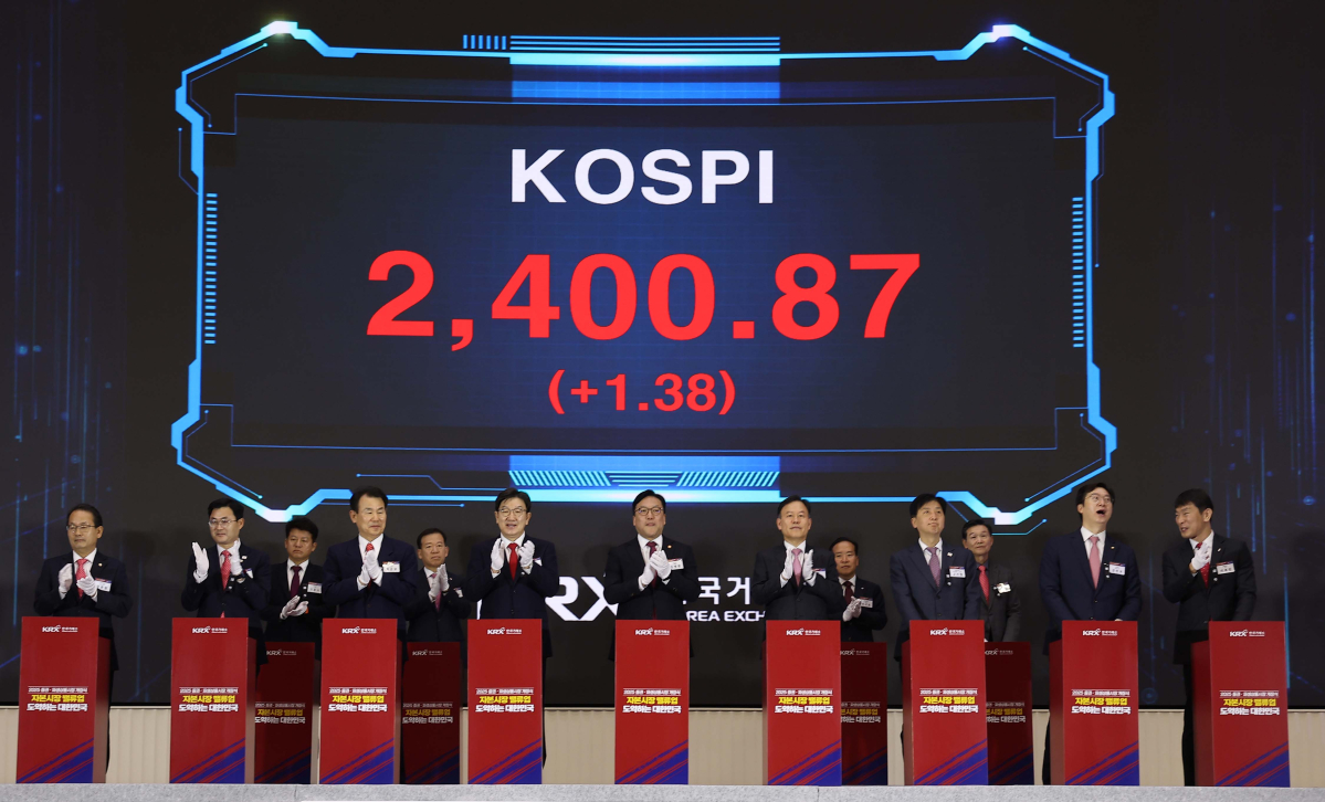 ▲2일 서울 여의도 한국거래소 서울사무소에서 열린 ‘2025년 증권·파생상품시장 개장식’에서 김병환 금융위원장, 권성동 국민의힘 원내대표, 이복현 금융감독원장, 정은보 한국거래소 이사장 등 내빈들이 올해 첫 코스피 시황판 앞에서 기념촬영을 하고 있다. 평소보다 1시간 늦은 오전 10시에 증시가 개장된 이날 코스피는 지난해 마지막 거래일 대비 1.38포인트(0.06%) 상승한 2400.87로 출발했다. 신태현 기자 holjjak@