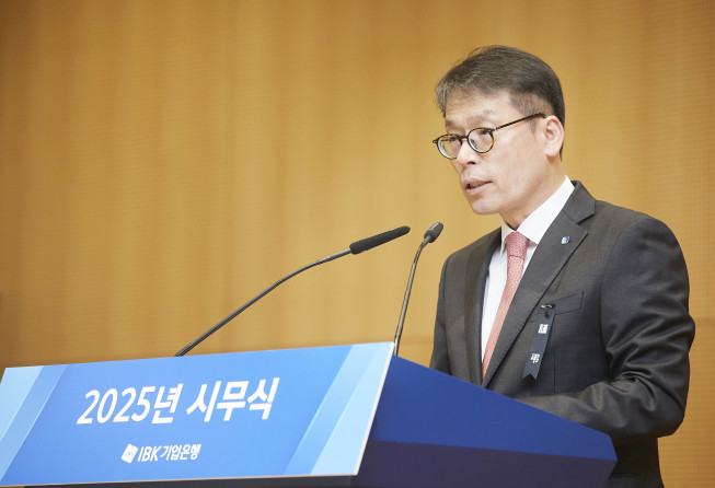 ▲사진은 2일 서울 중구 을지로 기업은행 본점에서 열린 2025년 시무식에서 김성태 IBK기업은행장이 신년사를 발표하고 있는 모습.
