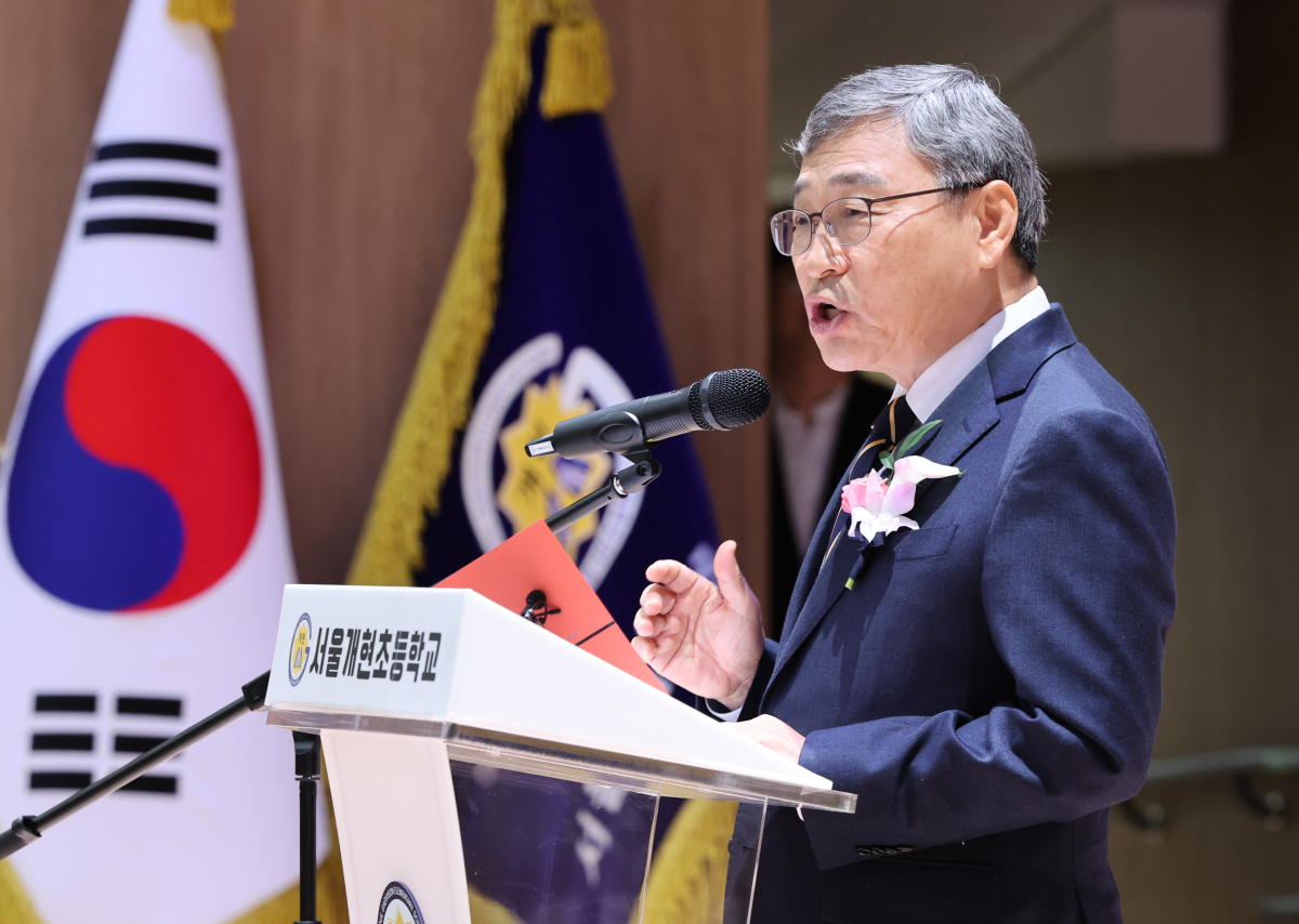 ▲정근식 서울시교육감이 지난달 5일 서울 강남구 서울개현초등학교 개교식에 참석해 축사를 하고 있다. (뉴시스)