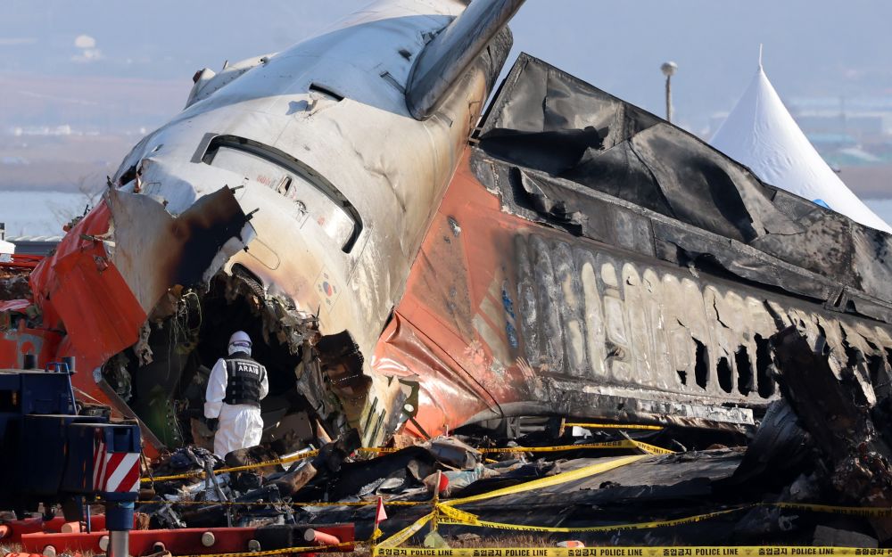 ▲2일 오전 전남 무안국제공항 제주항공 참사 현장에서 국토교통부 항공철도사고조사위원회 관계자가 기체를 살피고 있다. (연합뉴스)