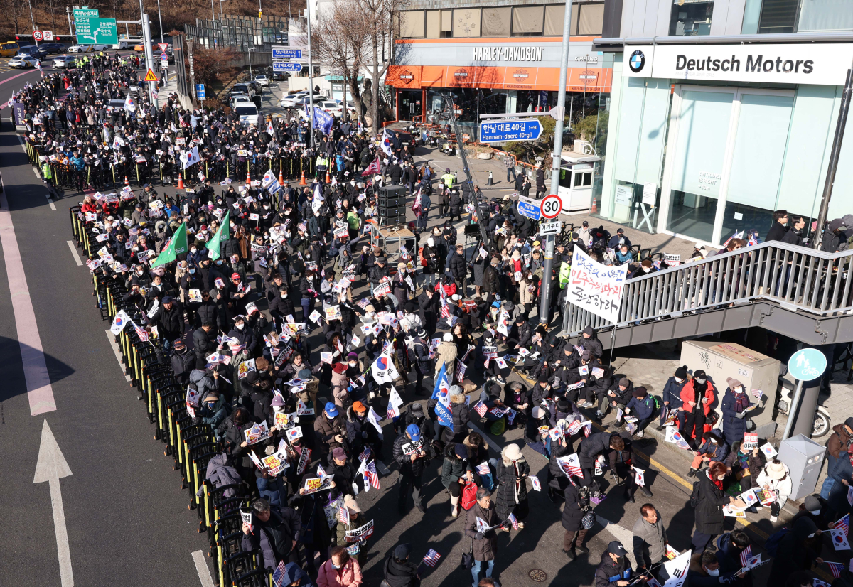 ▲윤석열 대통령의 체포영장이 발부된지 사흘째인 2일 서울 용산구 한남동 관저 앞에서 지지자들이 집회를 갖고 있다. 신태현 기자 holjjak@
