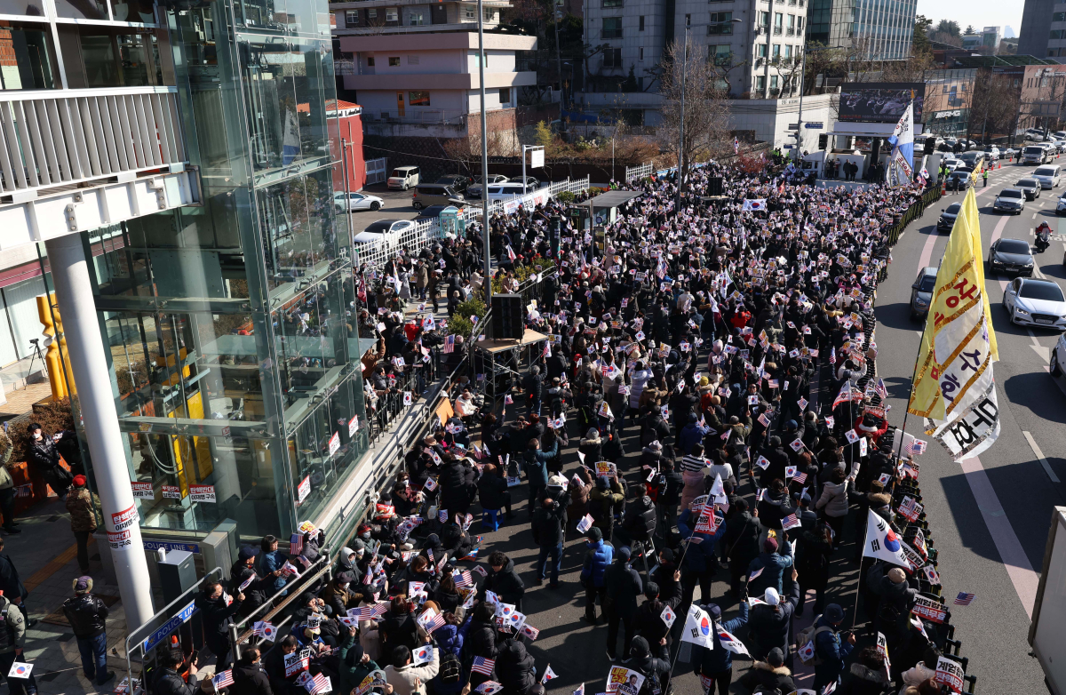 ▲윤석열 대통령의 체포영장이 발부된지 사흘째인 2일 서울 용산구 한남동 관저 앞에서 지지자들이 집회를 갖고 있다. 신태현 기자 holjjak@