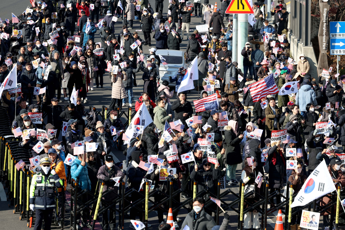 ▲윤석열 대통령의 체포영장이 발부된지 사흘째인 2일 서울 용산구 한남동 관저 앞에서 지지자들이 집회를 갖고 있다. 신태현 기자 holjjak@