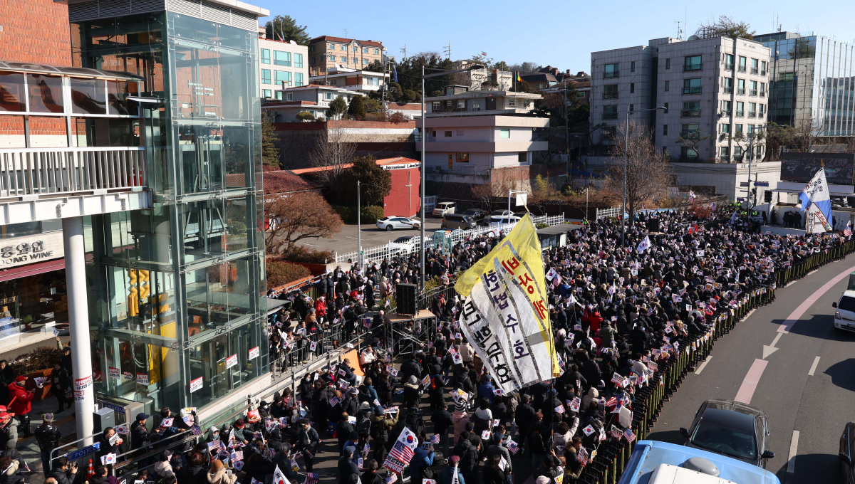 ▲윤석열 대통령의 체포영장이 발부된지 사흘째인 2일 서울 용산구 한남동 관저 앞에서 지지자들이 집회를 갖고 있다. 신태현 기자 holjjak@