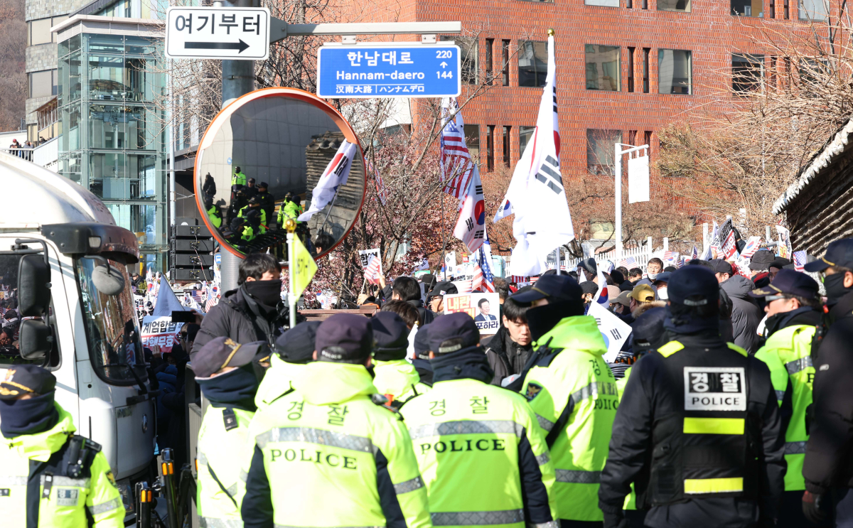 ▲윤석열 대통령의 체포영장이 발부된지 사흘째인 2일 서울 용산구 한남동 관저 앞에서 지지자들이 집회를 갖고 있다. 신태현 기자 holjjak@