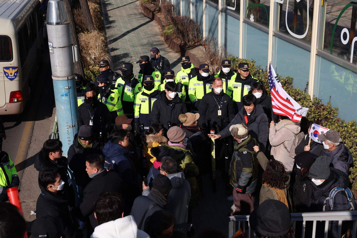 ▲윤석열 대통령의 체포영장이 발부된지 사흘째인 2일 서울 용산구 한남동 관저로 향하는 길을 경찰이 통제하고 있다. 신태현 기자 holjjak@