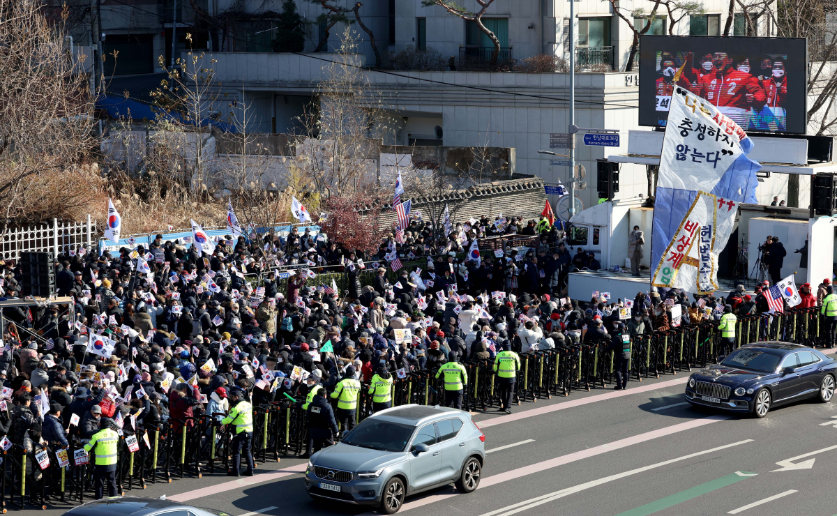 ▲윤석열 대통령의 체포영장이 발부된지 사흘째인 2일 서울 용산구 한남동 관저 앞에 지지자들이 집회를 갖고 있다. 신태현 기자 holjjak@