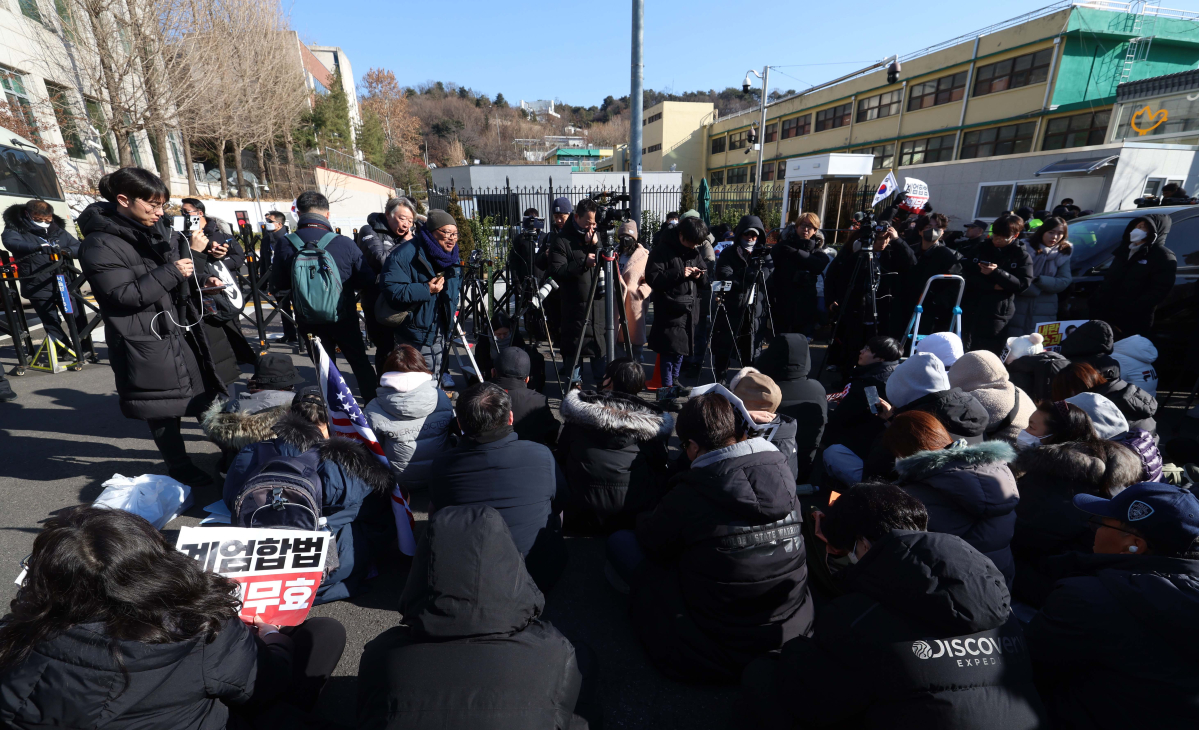 ▲윤석열 대통령의 체포영장이 발부된지 사흘째인 2일 서울 용산구 한남동 관저 앞에 지지자들이 앉아있다. 신태현 기자 holjjak@
