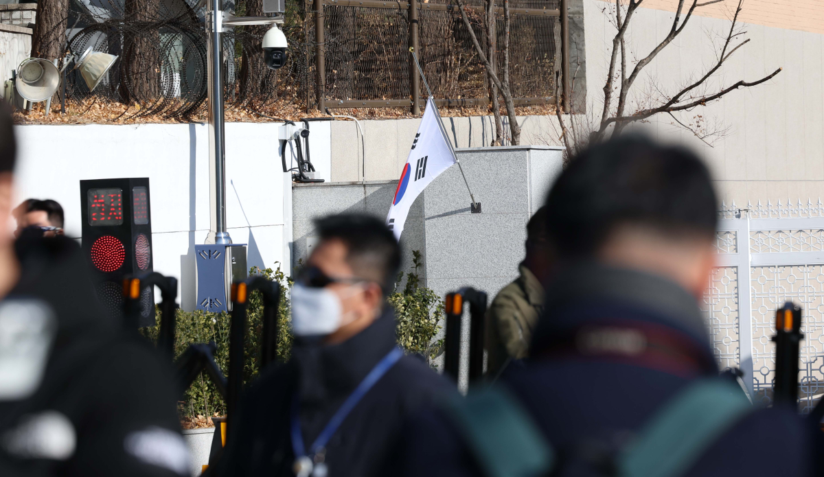 ▲윤석열 대통령의 체포영장이 발부된지 사흘째인 2일 서울 용산구 한남동 관저 앞에 긴장감이 흐르고 있다. 신태현 기자 holjjak@