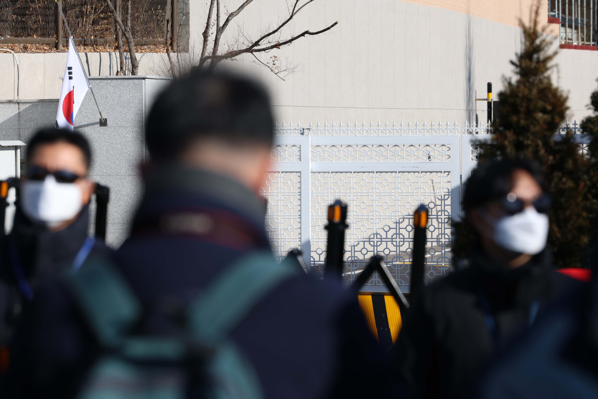 ▲윤석열 대통령의 체포영장이 발부된지 사흘째인 2일 서울 용산구 한남동 관저 앞에 긴장감이 흐르고 있다. 신태현 기자 holjjak@