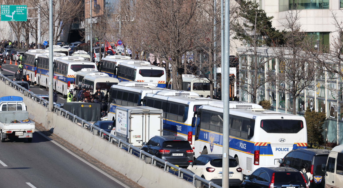 ▲윤석열 대통령의 체포영장이 발부된지 사흘째인 2일 서울 용산구 한남동 관저 앞에 경찰 버스가 줄지어 서있다. 신태현 기자 holjjak@