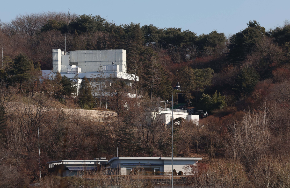 ▲윤석열 대통령의 체포영장이 발부된지 사흘째인 2일 서울 용산구 한남동 관저에 긴장감이 흐르고 있다. 신태현 기자 holjjak@