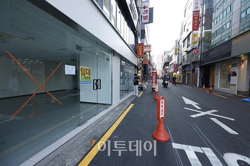 ▲경기 불황과 소비심리 급감으로 소상공인들이 위기에 내몰린 가운데 서울시가 지역경제 활성화를 위한 소상공인 지원에 나선다. 2일 서울시는 25개 자치구 어디서나 사용할 수 있는 '광역 서울사랑상품권' 750억원을 이달 8일부터 발행한다고 밝혔다. 광역 서울사랑상품권은 자치구와 상관 없이 서울사랑상품권 가맹점이면 어디서나 쓸 수 있다. 상품권은 8일부터 서울페이플러스(서울Pay+) 앱에서 액면가 대비 5% 할인된 금액으로 살 수 있다. 사진은 서울 종로의 한 상가에 임대 안내문이 붙은 모습. 고이란 기자 photoeran@