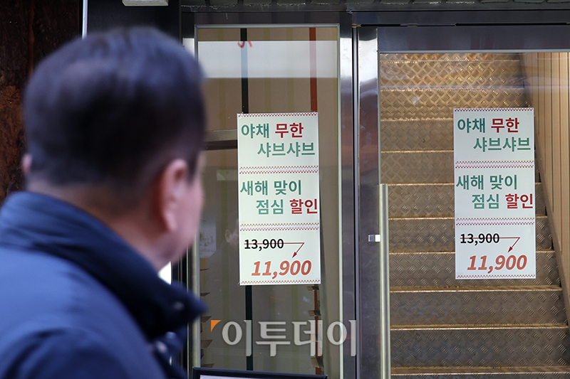 ▲경기 불황과 소비심리 급감으로 소상공인들이 위기에 내몰린 가운데 서울시가 지역경제 활성화를 위한 소상공인 지원에 나선다. 2일 서울시는 25개 자치구 어디서나 사용할 수 있는 '광역 서울사랑상품권' 750억원을 이달 8일부터 발행한다고 밝혔다. 광역 서울사랑상품권은 자치구와 상관 없이 서울사랑상품권 가맹점이면 어디서나 쓸 수 있다. 상품권은 8일부터 서울페이플러스(서울Pay+) 앱에서 액면가 대비 5% 할인된 금액으로 살 수 있다. 사진은 서울 종로의 한 음식점. 고이란 기자 photoeran@