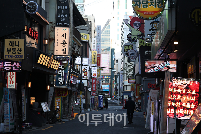 ▲경기 불황과 소비심리 급감으로 소상공인들이 위기에 내몰린 가운데 서울시가 지역경제 활성화를 위한 소상공인 지원에 나선다. 2일 서울시는 25개 자치구 어디서나 사용할 수 있는 '광역 서울사랑상품권' 750억원을 이달 8일부터 발행한다고 밝혔다. 광역 서울사랑상품권은 자치구와 상관 없이 서울사랑상품권 가맹점이면 어디서나 쓸 수 있다. 상품권은 8일부터 서울페이플러스(서울Pay+) 앱에서 액면가 대비 5% 할인된 금액으로 살 수 있다. 사진은 서울 종로의 한 음식점 거리. 고이란 기자 photoeran@