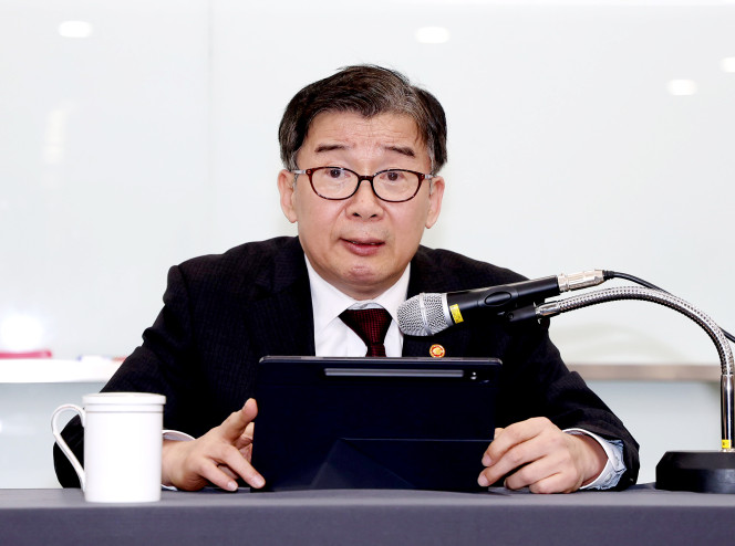 ▲유철환 국민권익위원회 위원장이 2일 세종시 정부세종청사에서 열린 시무식에서 직원들과 새해 인사를 하고 있다. (국민권익위원회 제공)