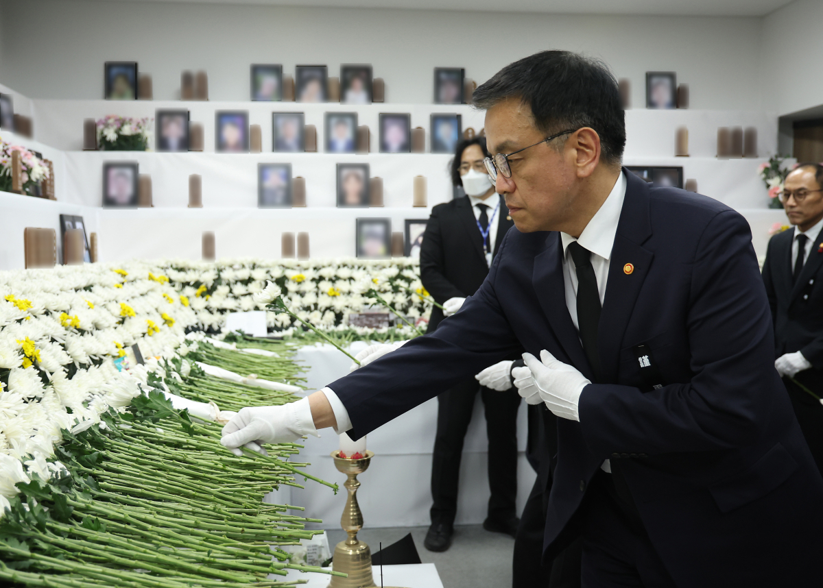 ▲<YONHAP PHOTO-2924> 최상목 권한대행, 무안공항 합동분향소 헌화    (무안=연합뉴스) 홍해인 기자 = 최상목 대통령 권한대행 부총리 겸 기획재정부 장관이 2일 전남 무안국제공항에 마련된 제주항공 여객기 사고 희생자 합동분향소를 찾아 헌화하고 있다. 2025.1.2 [대통령실통신사진기자단]    hihong@yna.co.kr/2025-01-02 16:26:42/<저작권자 ⓒ 1980-2025 ㈜연합뉴스. 무단 전재 재배포 금지, AI 학습 및 활용 금지>