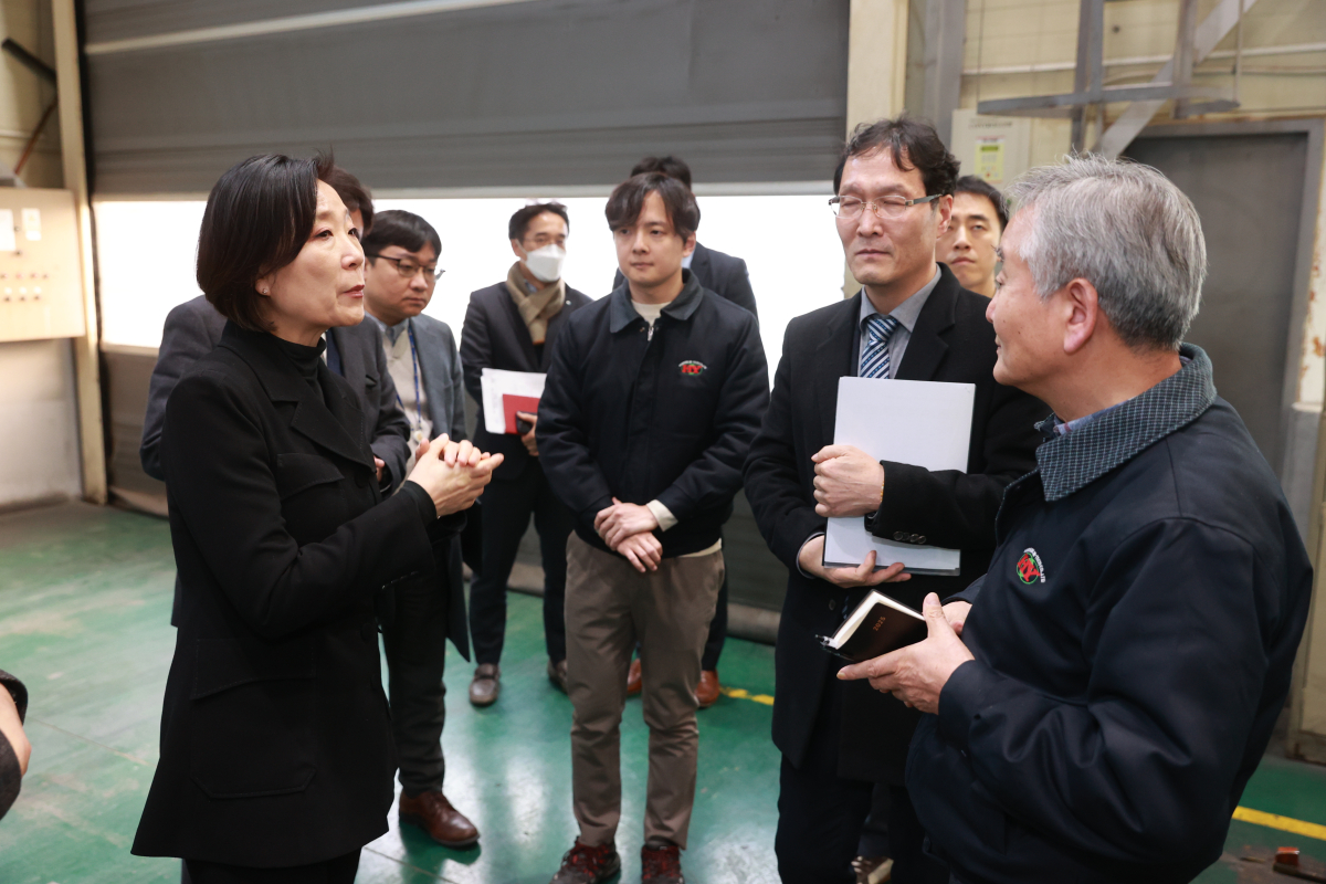 ▲오영주 중소벤처기업부 장관이 2일 경기 화성 소재 수출 중소기업 한양엠텍를 방문해 김재구 대표와 생산 시설을 둘러보며 대화하고 있다. (사진제공=중기부)