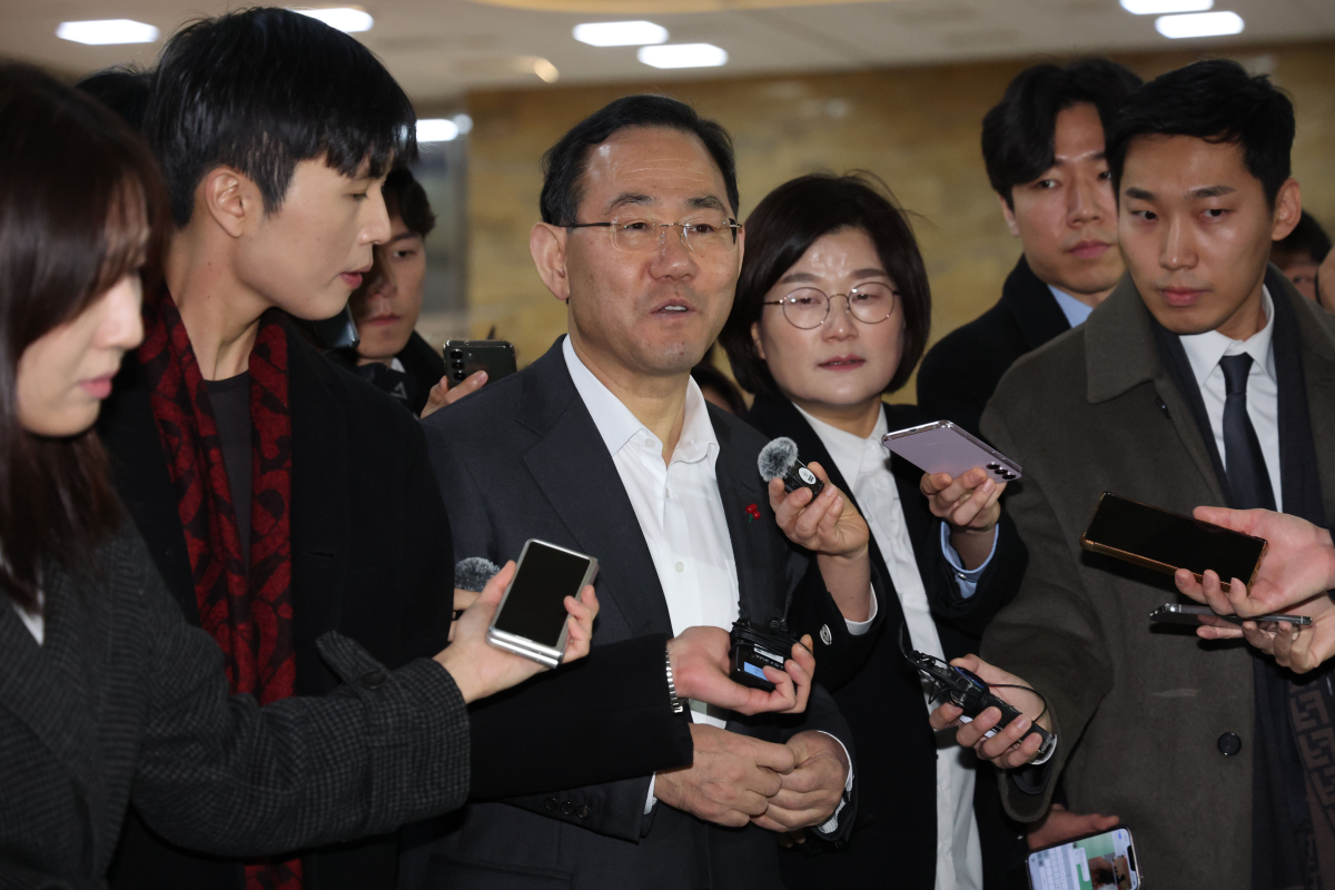 ▲윤석열 대통령 탄핵소추안 표결날인 14일 오전 서울 여의도 국회에서 열린 비공개 의원총회에서 주호영 국민의힘 의원이 의총장에 들어서고 있다. 2024.12.14. (뉴시스)