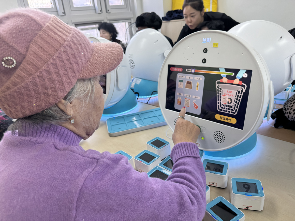 ▲경기 성남시 태평1동 복지회관에서 어르신들이 인지훈련에 참여하고 있다. (이동욱 기자 toto@)