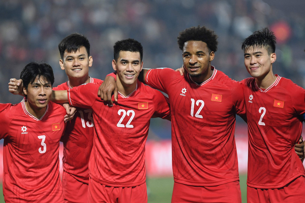 ▲베트남(피파랭킹 114위)은 2일(한국시간) 베트남 비엣트리 스타디움에서 열린 2024 미쓰비시컵 결승 1차전에서 태국(랭킹 97위)을 2-1로 꺾었다. 이로써 베트남은 2018년 박항서 감독 시절 이후 7년 만의 우승이자 통산 3번째 챔피언에 한발 다가섰다. 베트남은 태국 방콕에서 원정경기로 펼쳐지는 결승 2차전에서 무승부만 거둬도 정상에 오른다. (AFP/연합뉴스)