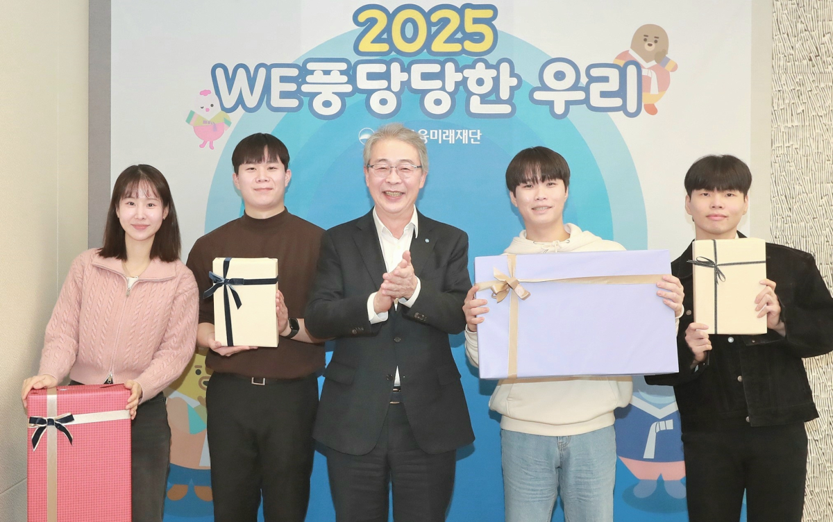 ▲임종룡 우리금융미래재단 이사장 (가운데)이 지난 2일 우리금융 본사에서 신년 오찬을 함께한 자립준비청년들에게 교육용 IT 기기 등을 선물했다. (사진제공=우리금융그룹)