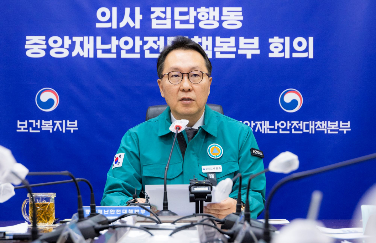 ▲박민수 ‘의사 집단행동 중앙재난안전대책본부(중대본)’ 1총괄조정관(보건복지부 2차관)이 3일 정부세종청사에서 중대본 회의를 주재하고 발언하고 있다. (사진제공=보건복지부)