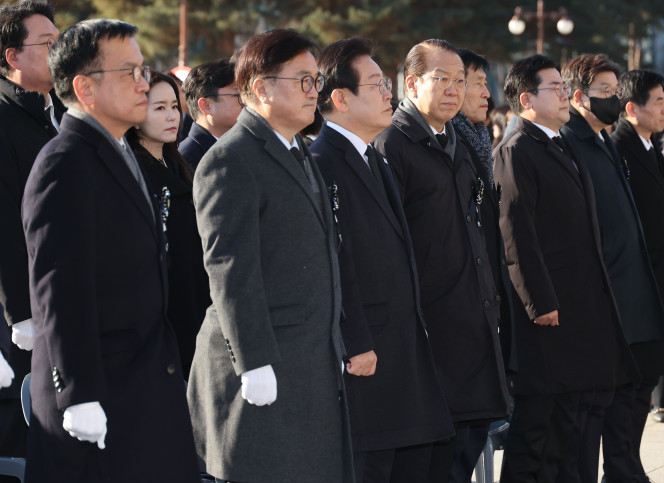 ▲최상목 대통령 권한대행 부총리 겸 기획재정부 장관, 우원식 국회의장, 국민의힘 권영세 비상대책위원장, 더불어민주당 이재명 대표가 3일 오전 서울 여의도 국회에서 열린 김수한 전 국회의장 국회장 영결식에 참석해 있다. (연합뉴스)