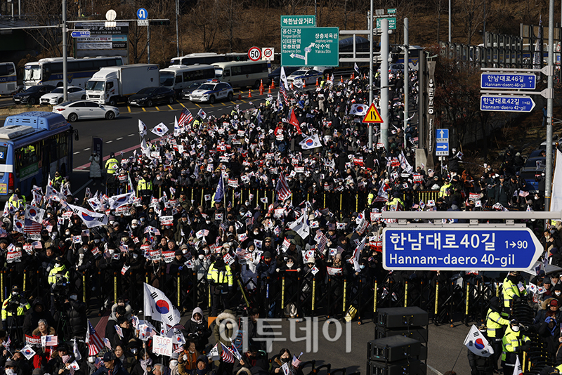 ▲고위공직자범죄수사처가 윤석열 대통령 체포영장 집행에 나선 3일 서울 용산구 한남동 대통령 관저 인근에 윤 대통령 지지자들이 모여 있다. 고이란 기자 photoeran@