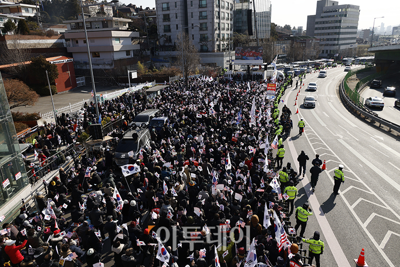 ▲고위공직자범죄수사처가 윤석열 대통령 체포영장 집행에 나선 3일 서울 용산구 한남동 대통령 관저 인근에 윤 대통령 지지자들이 모여 있다. 고이란 기자 photoeran@