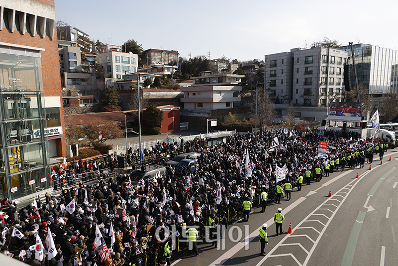 ▲고위공직자범죄수사처가 윤석열 대통령 체포영장 집행에 나선 3일 서울 용산구 한남동 대통령 관저 인근에 윤 대통령 지지자들이 모여 있다. 고이란 기자 photoeran@