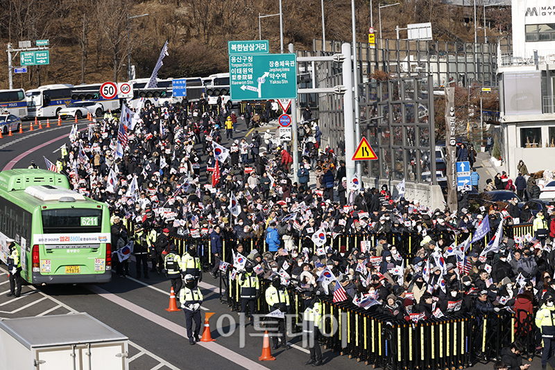▲고위공직자범죄수사처가 윤석열 대통령 체포영장 집행에 나선 3일 서울 용산구 한남동 대통령 관저 인근에 윤 대통령 지지자들이 모여 있다. 고이란 기자 photoeran@