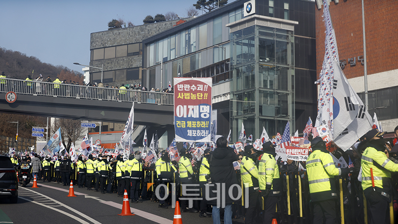 ▲고위공직자범죄수사처가 윤석열 대통령 체포영장 집행에 나선 3일 서울 용산구 한남동 대통령 관저 인근에 윤 대통령 지지자들이 모여 있다. 고이란 기자 photoeran@