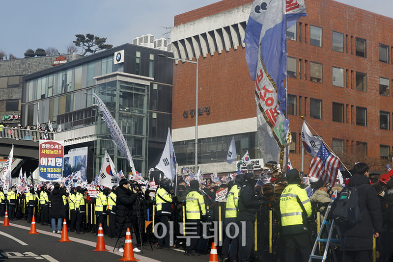 ▲고위공직자범죄수사처가 윤석열 대통령 체포영장 집행에 나선 3일 서울 용산구 한남동 대통령 관저 인근에 윤 대통령 지지자들이 모여 있다. 고이란 기자 photoeran@