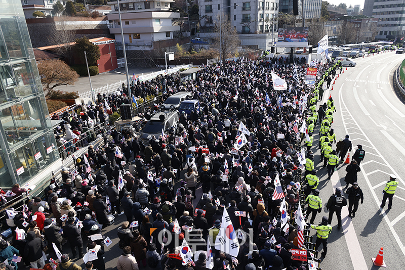 ▲고위공직자범죄수사처가 윤석열 대통령 체포영장 집행에 나선 3일 서울 용산구 한남동 대통령 관저 인근에 윤 대통령 지지자들이 모여 있다. 고이란 기자 photoeran@