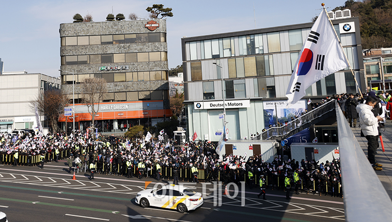 ▲고위공직자범죄수사처가 윤석열 대통령 체포영장 집행에 나선 3일 서울 용산구 한남동 대통령 관저 인근에 윤 대통령 지지자들이 모여 있다. 고이란 기자 photoeran@